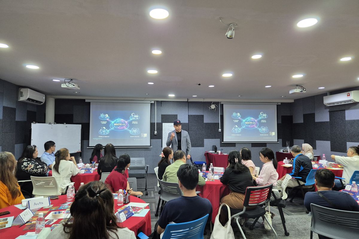 A full workshop room during a session
